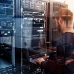 Imagine cu un server de afaceri modern într-o sală de servere